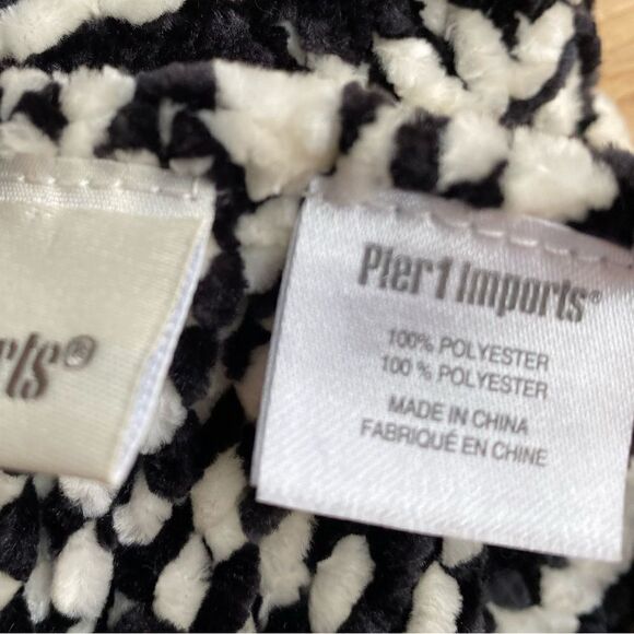 Pier1 Cashmere Feel Throw Blanket - Picture 3 of 6